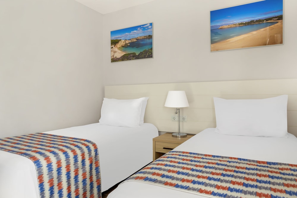 White Sands Beach Club — Hotel rooms in Arenal d'en Castell, Balearic Islands