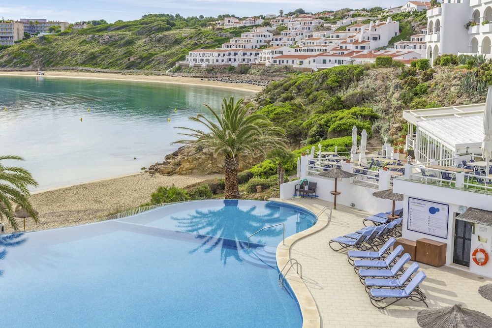 White Sands Beach Club — Swimming pool in Arenal d'en Castell, Balearic Islands