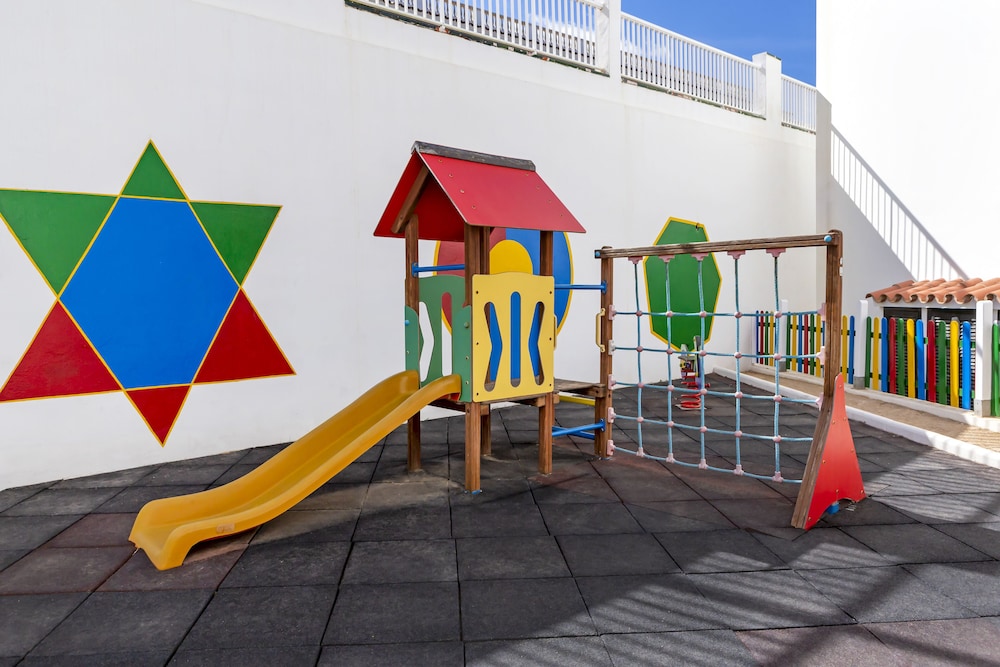 White Sands Beach Club — Attractions for children in Arenal d'en Castell, Balearic Islands