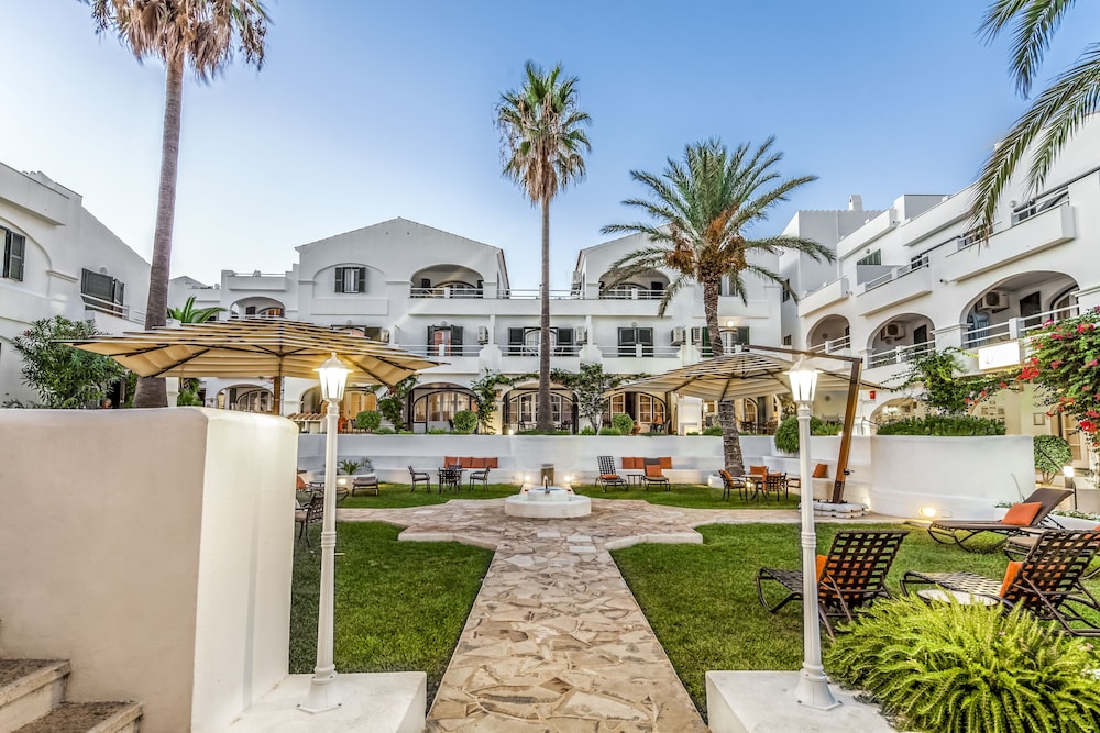 White Sands Beach Club — Hotel building in Arenal d'en Castell, Balearic Islands