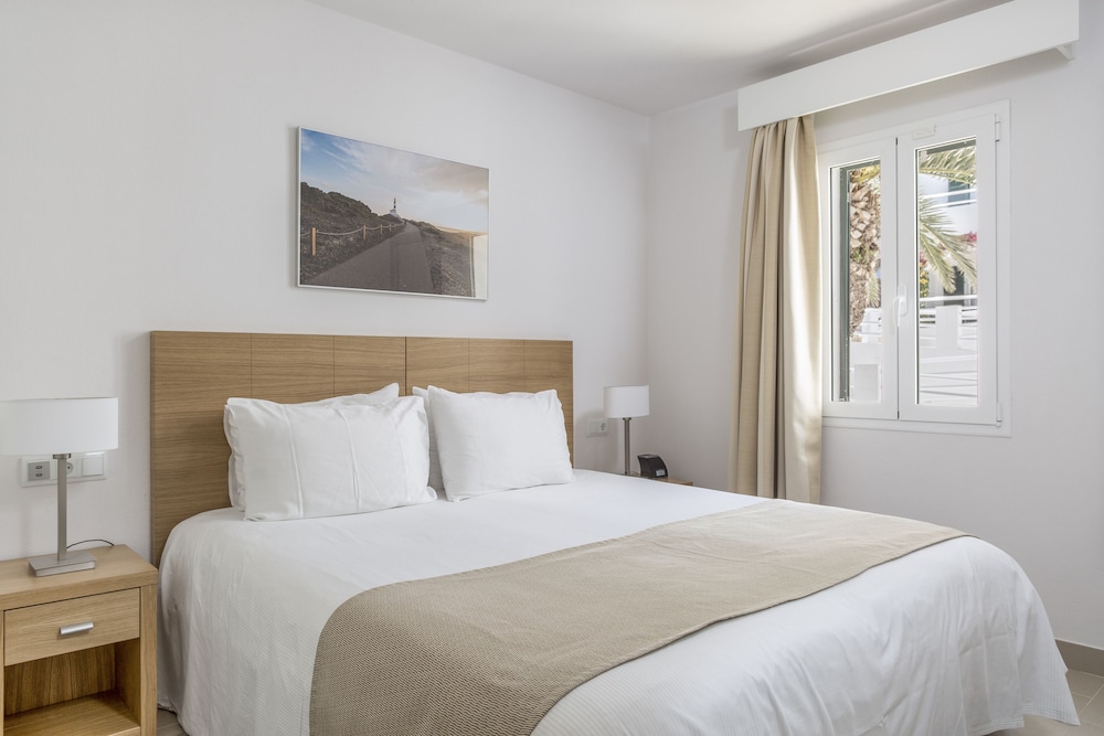 White Sands Beach Club — Hotel rooms in Arenal d'en Castell, Balearic Islands