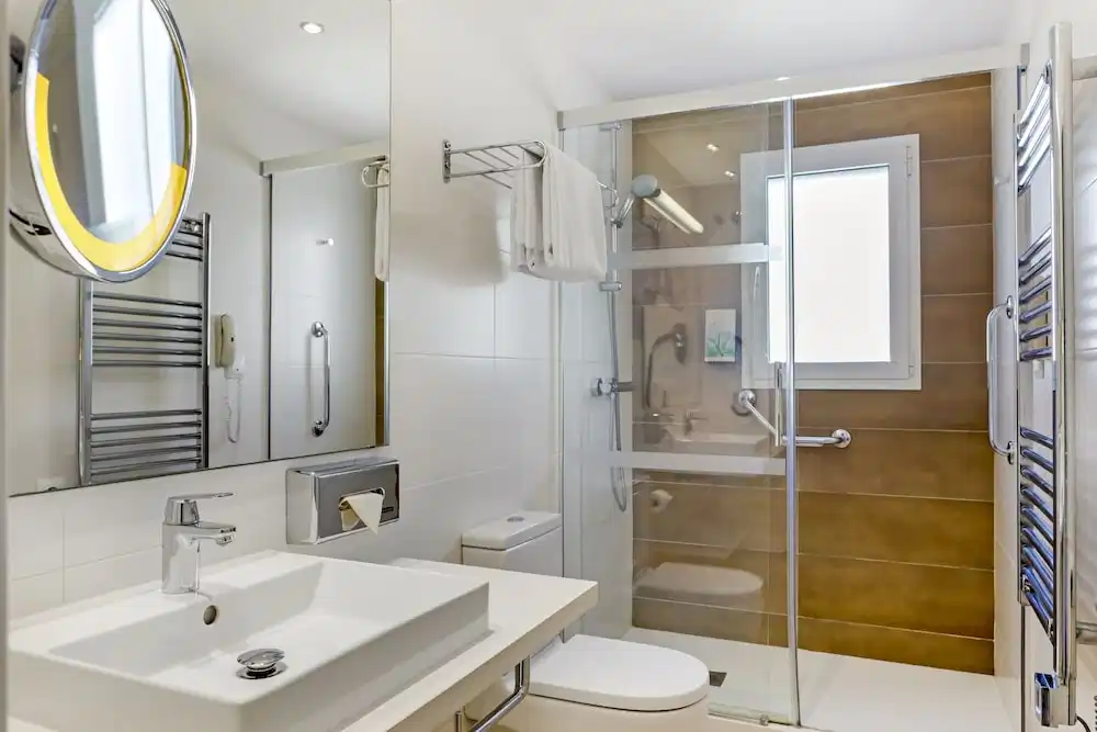 White Sands Beach Club — Hotel rooms in Arenal d'en Castell, Balearic Islands