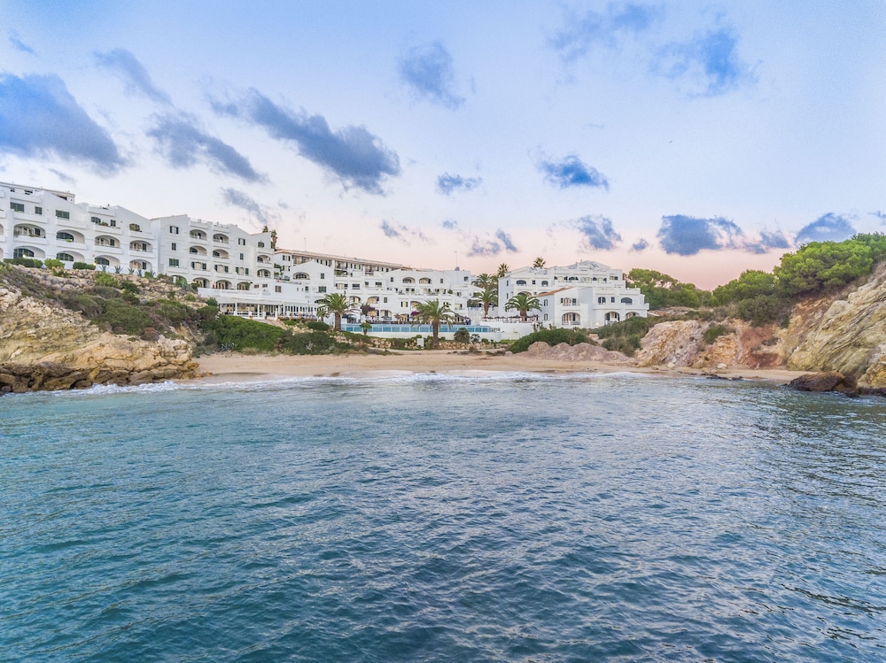 White Sands Beach Club — Hotel building in Arenal d'en Castell, Balearic Islands