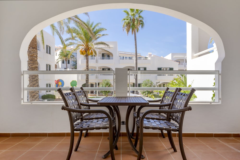 White Sands Beach Club — Hotel building in Arenal d'en Castell, Balearic Islands