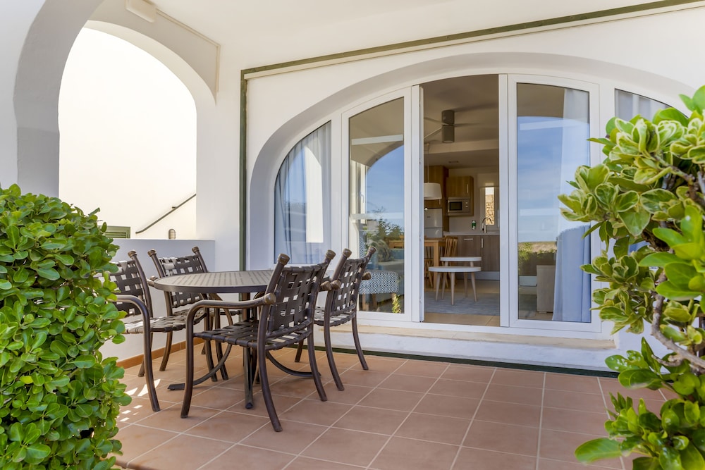 White Sands Beach Club — Hotel rooms in Arenal d'en Castell, Balearic Islands