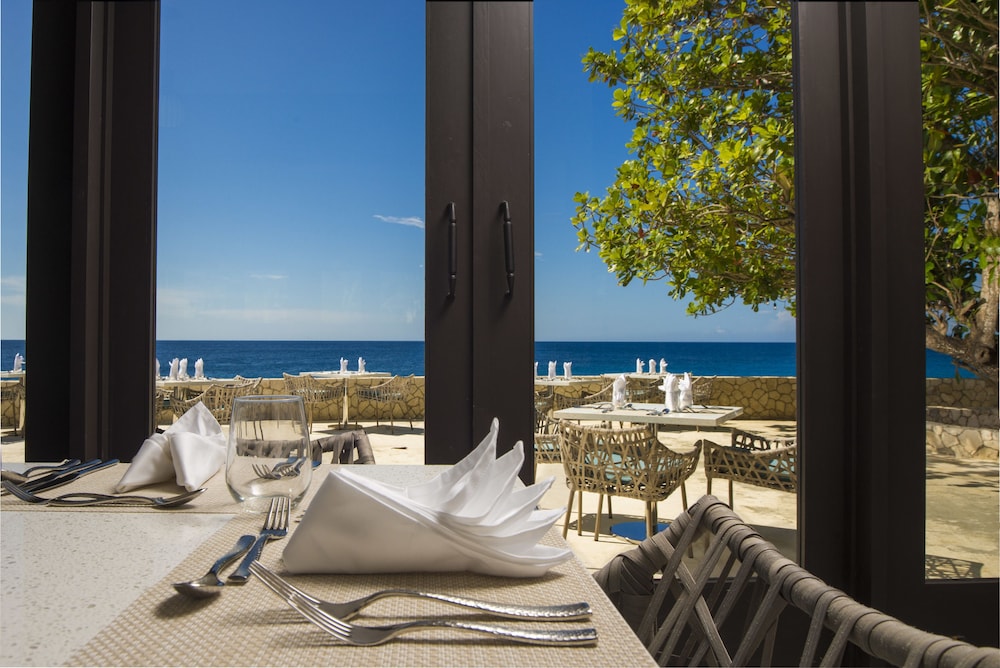 The Cliff Hotel — Restaurant & bars in Negril