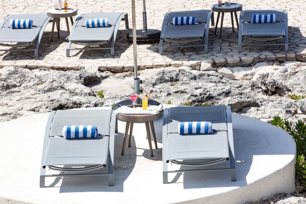 The Cliff Hotel — Restaurant & bars in Negril