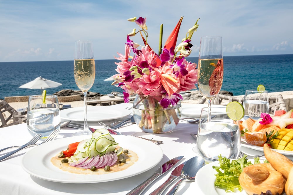 The Cliff Hotel — Restaurant & bars in Negril