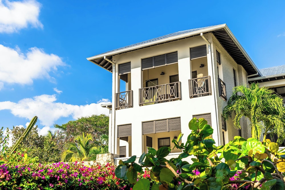 The Cliff Hotel — Hotel building in Negril