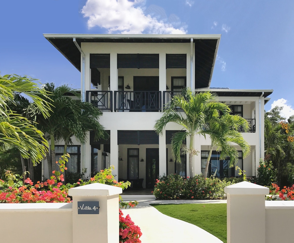 The Cliff Hotel — Hotel building in Negril