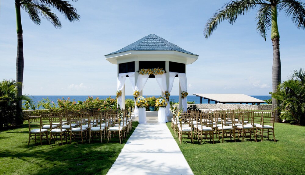 The Cliff Hotel — Hotel building in Negril