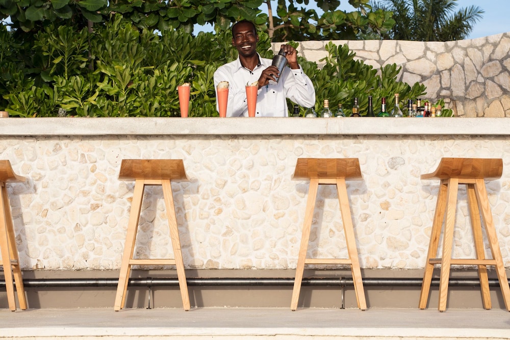 The Cliff Hotel — Restaurant & bars in Negril