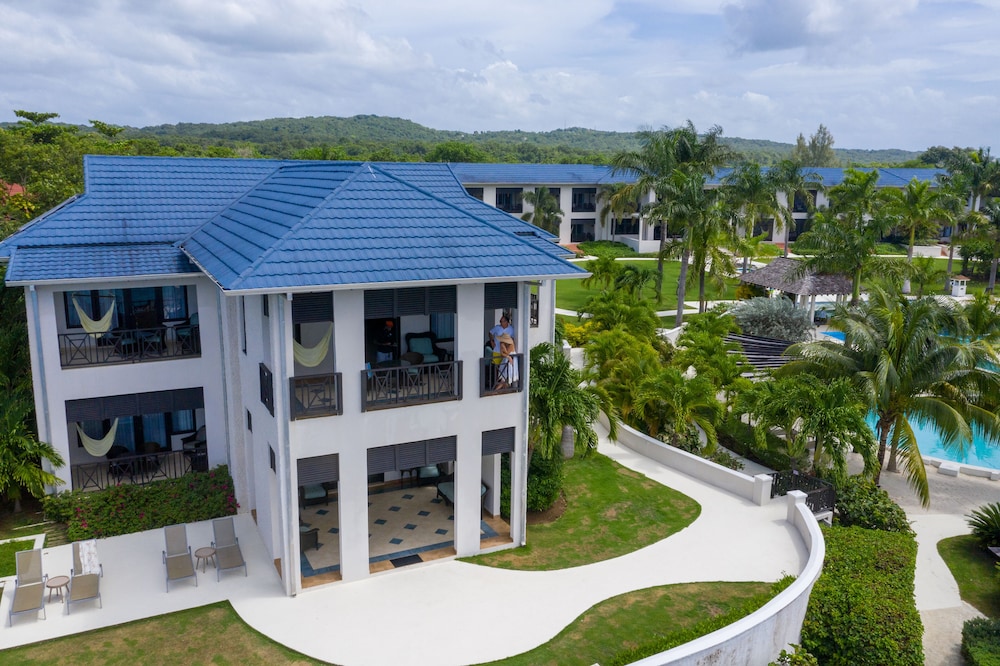 The Cliff Hotel — Hotel building in Negril