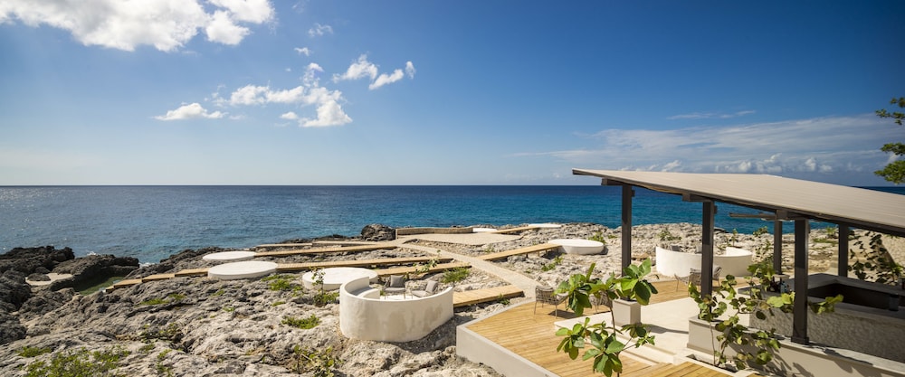 The Cliff Hotel — Restaurant & bars in Negril