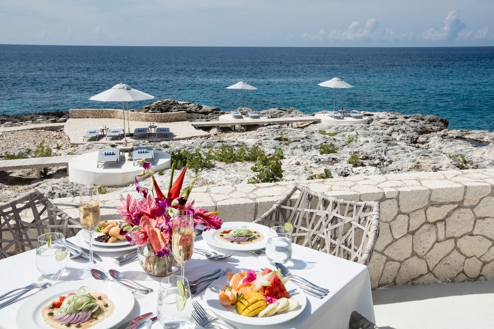 The Cliff Hotel — Restaurant & bars in Negril