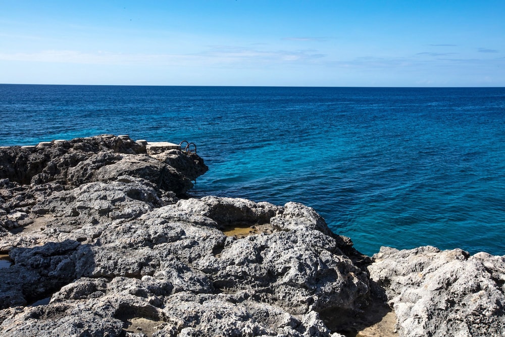 The Cliff Hotel — Beach in Negril