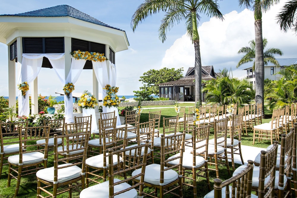 The Cliff Hotel — Hotel building in Negril