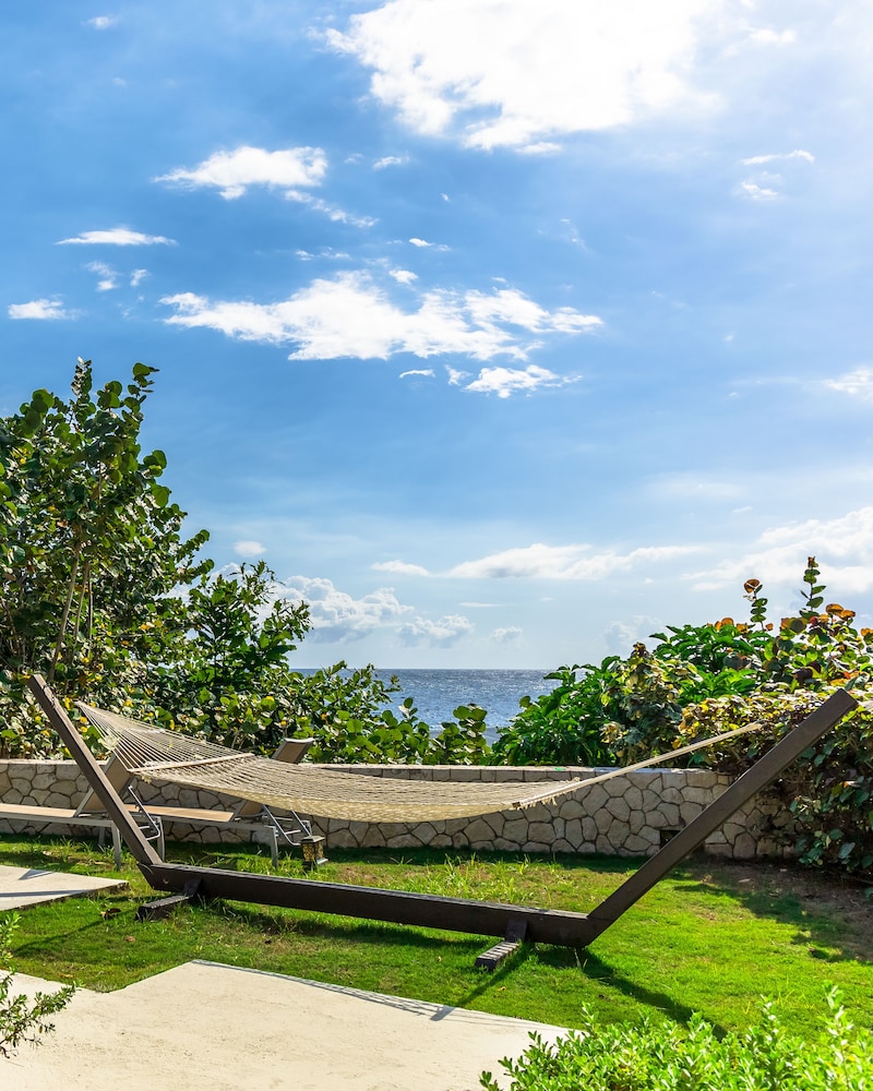 The Cliff Hotel — Beach in Negril