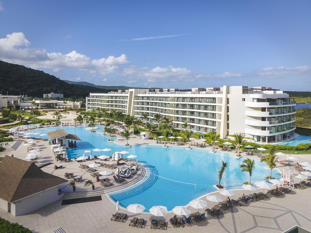 Ocean Coral Spring - All Inclusive — Pool in Falmouth