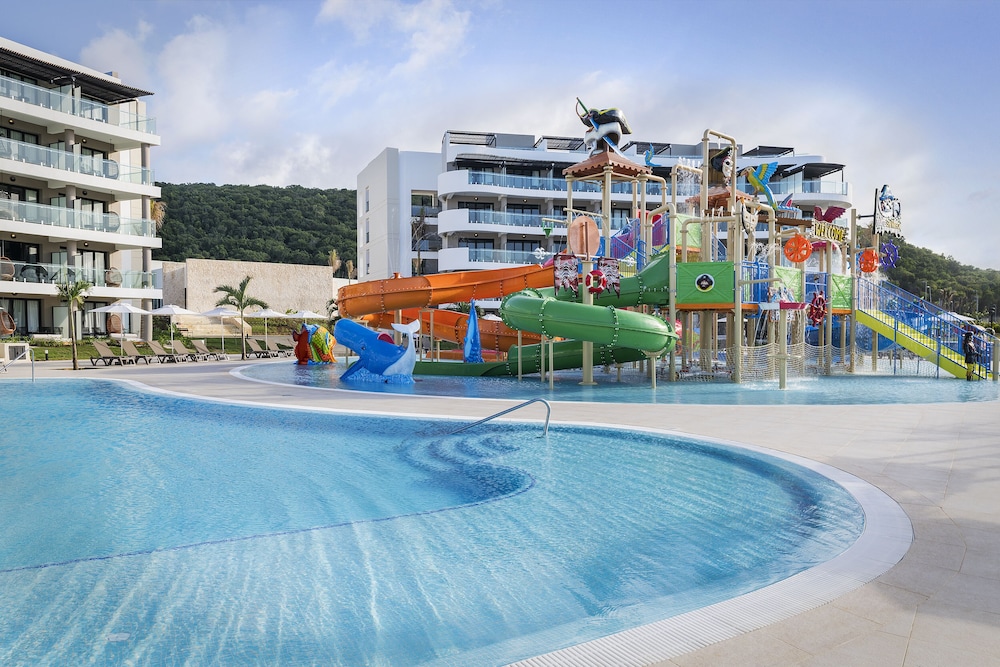 Ocean Coral Spring - All Inclusive — Pool in Falmouth