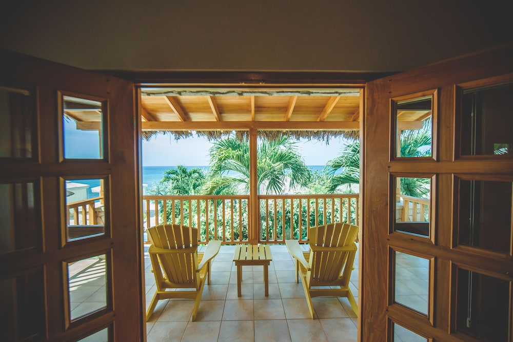 Ocean Cliff Hotel Negril Limited — Hotel rooms in Negril