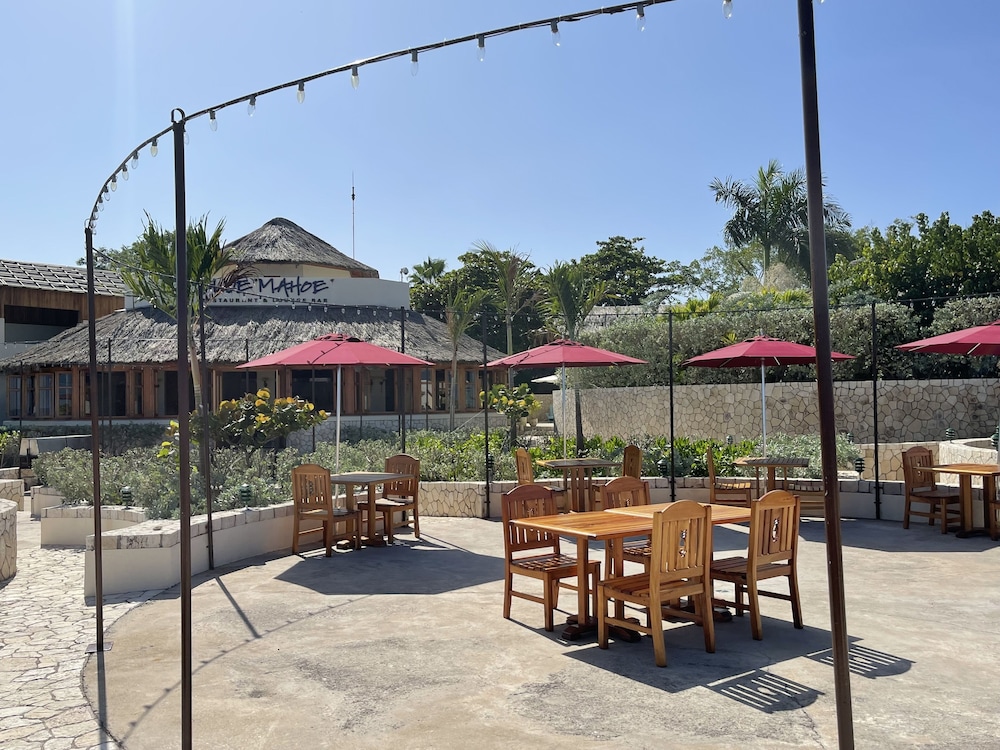 Ocean Cliff Hotel Negril Limited — Restaurant & bars in Negril