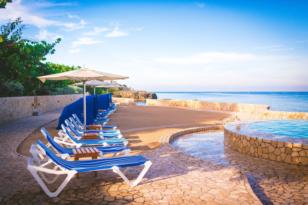 Ocean Cliff Hotel Negril Limited — Beach in Negril