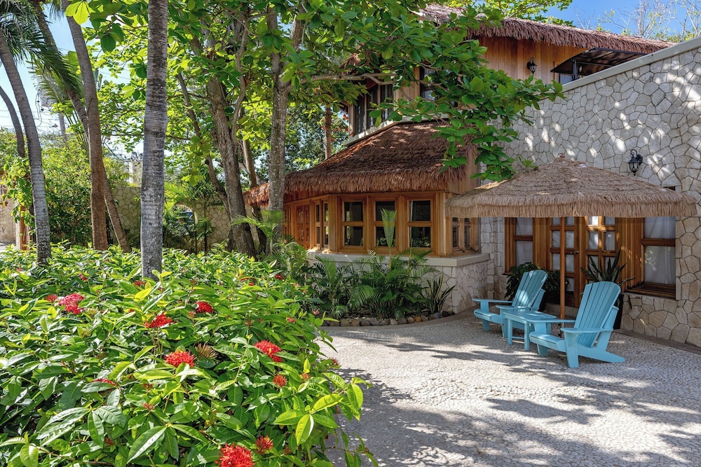 Ocean Cliff Hotel Negril Limited — Hotel building in Negril