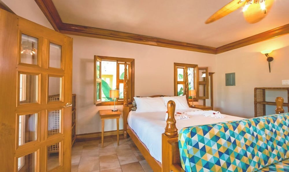 Ocean Cliff Hotel Negril Limited — Hotel rooms in Negril