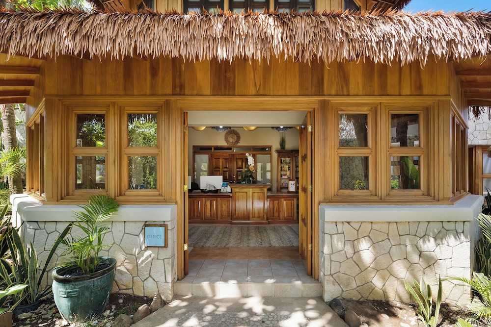 Ocean Cliff Hotel Negril Limited — Hotel building in Negril