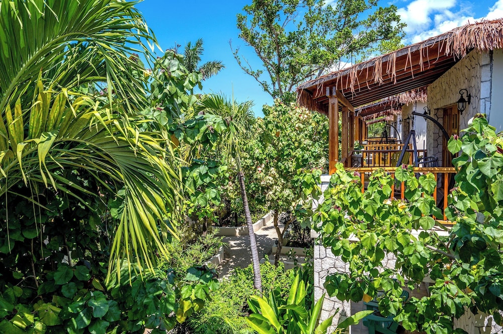 Ocean Cliff Hotel Negril Limited — Hotel building in Negril