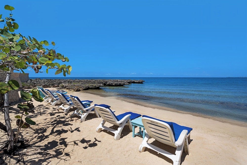 Ocean Cliff Hotel Negril Limited — Beach in Negril