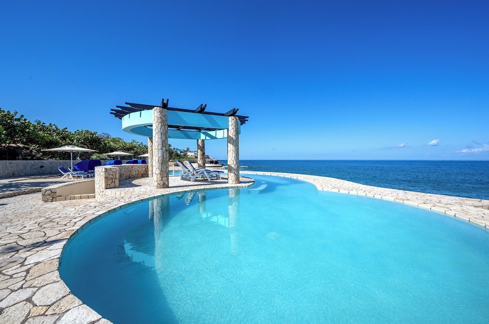 Ocean Cliff Hotel Negril Limited — Swimming pool in Negril
