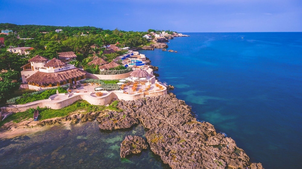 Ocean Cliff Hotel Negril Limited — Beach in Negril