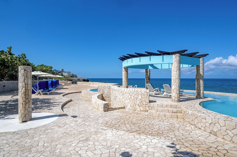 Ocean Cliff Hotel Negril Limited — Beach in Negril