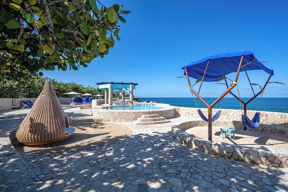 Ocean Cliff Hotel Negril Limited — Beach in Negril