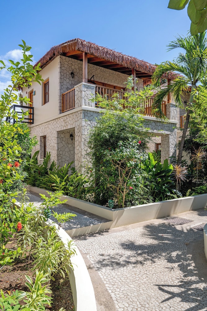 Ocean Cliff Hotel Negril Limited — Hotel building in Negril