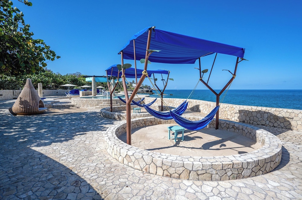 Ocean Cliff Hotel Negril Limited — Beach in Negril