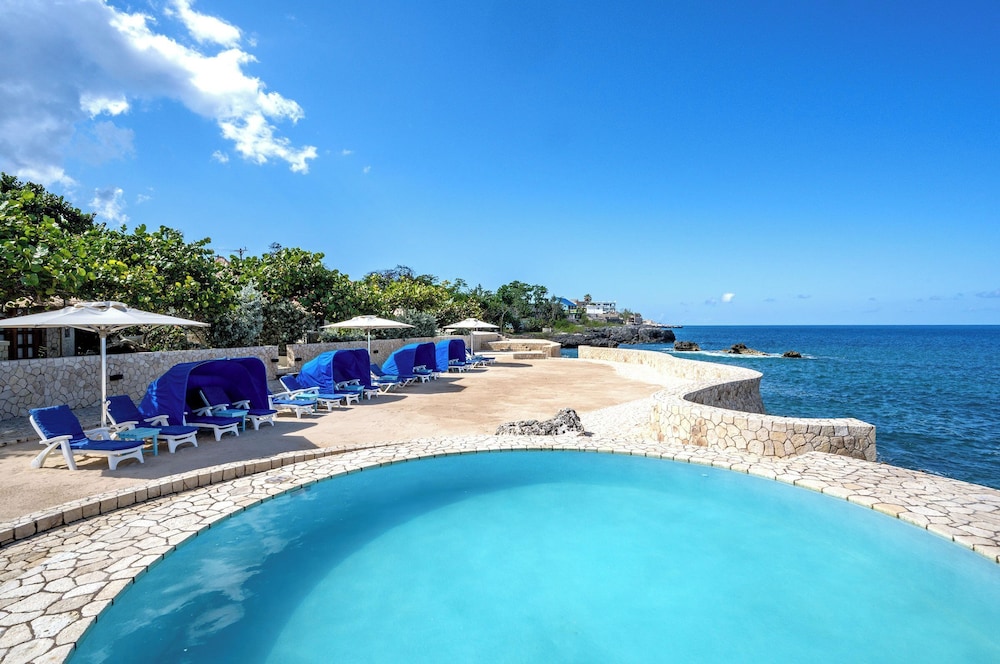 Ocean Cliff Hotel Negril Limited — Swimming pool in Negril