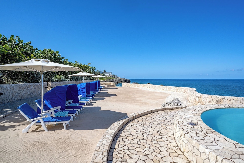 Ocean Cliff Hotel Negril Limited — Beach in Negril