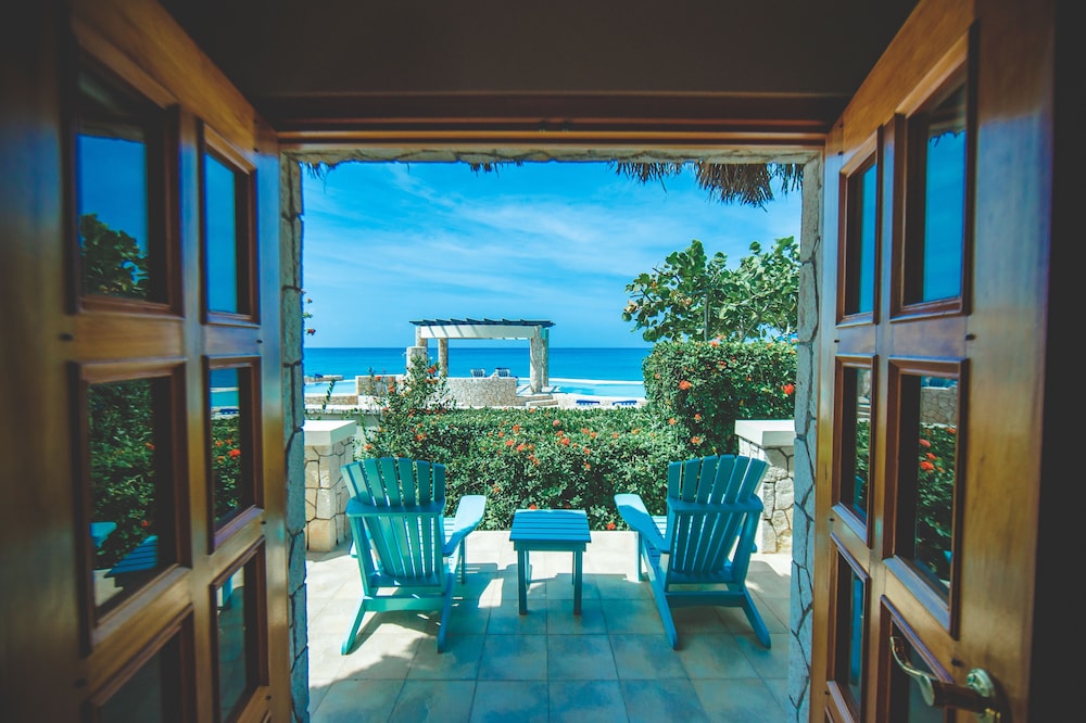 Ocean Cliff Hotel Negril Limited — Hotel rooms in Negril