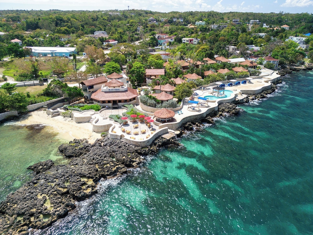 Ocean Cliff Hotel Negril Limited — Beach in Negril