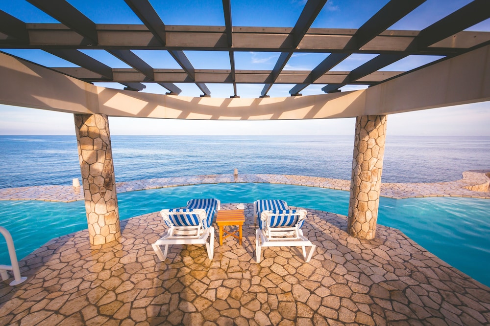 Ocean Cliff Hotel Negril Limited — Swimming pool in Negril