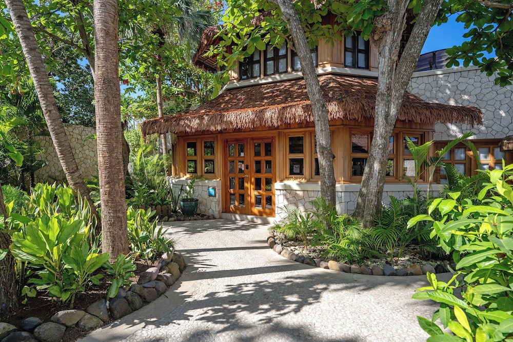 Ocean Cliff Hotel Negril Limited — Hotel building in Negril