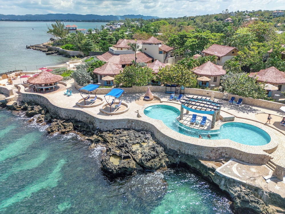 Ocean Cliff Hotel Negril Limited — Swimming pool in Negril