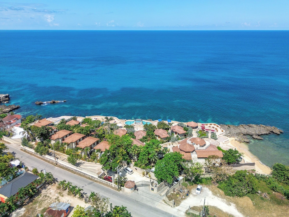 Ocean Cliff Hotel Negril Limited — Hotel building in Negril