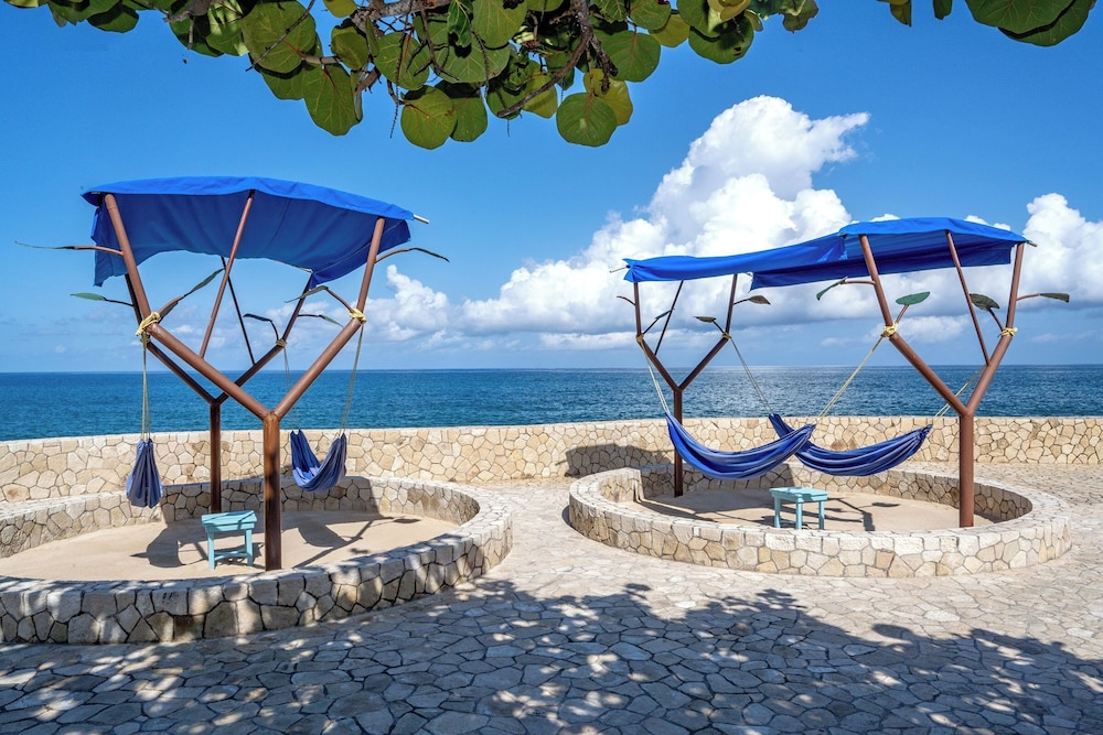 Ocean Cliff Hotel Negril Limited — Beach in Negril