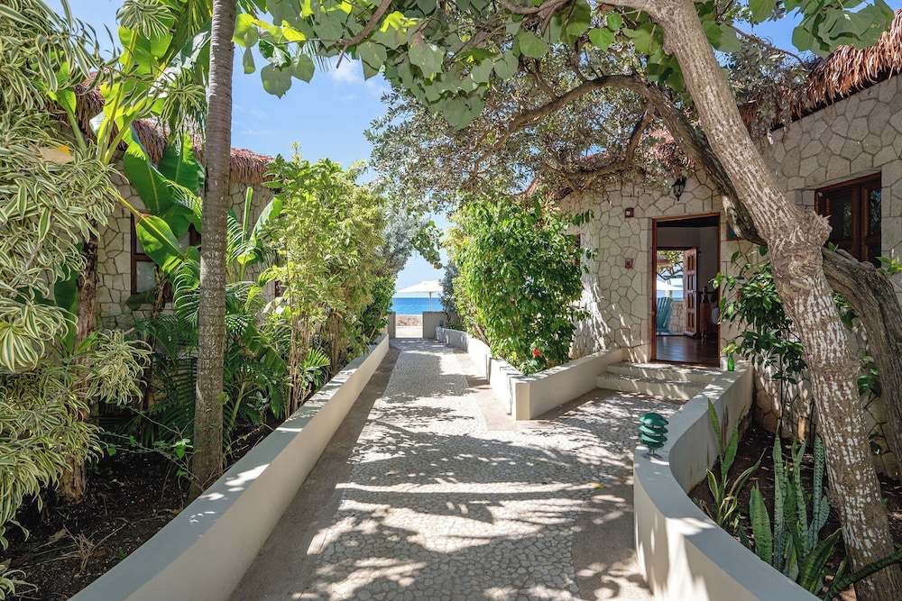 Ocean Cliff Hotel Negril Limited — Hotel building in Negril