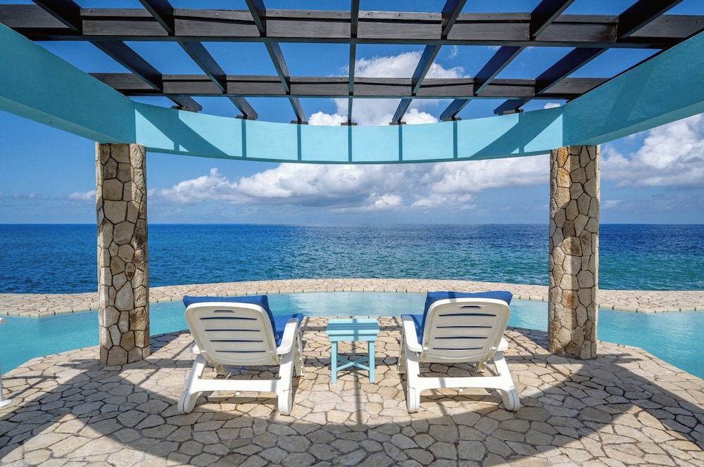 Ocean Cliff Hotel Negril Limited — Swimming pool in Negril