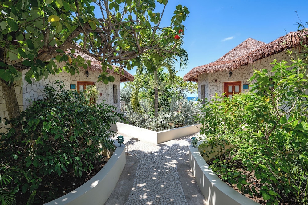 Ocean Cliff Hotel Negril Limited — Hotel building in Negril
